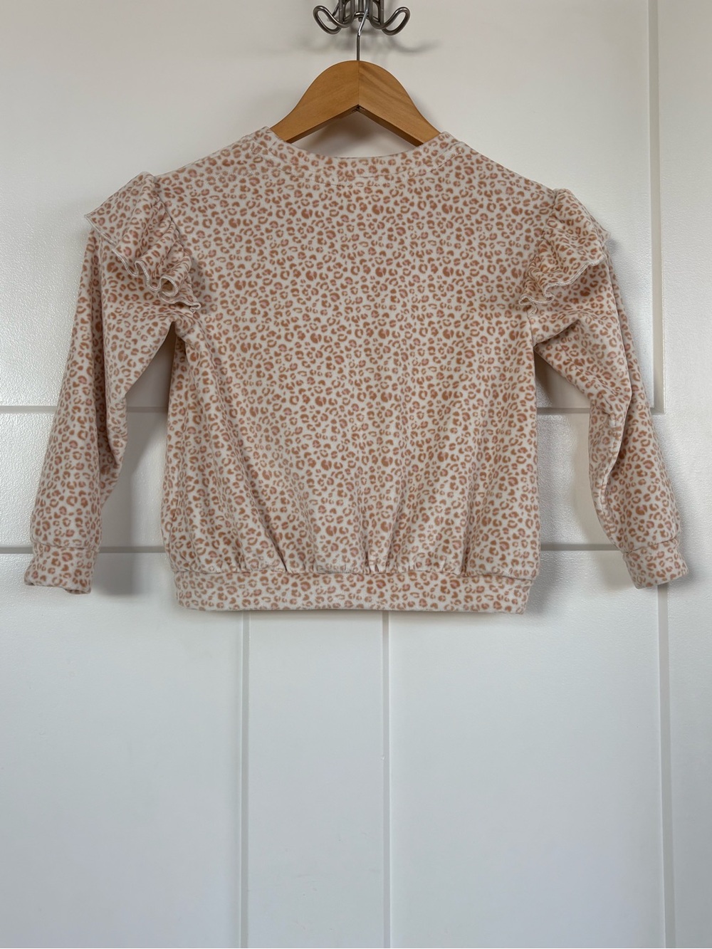 Cat & Jack Girls' Pink Leopard Print Ruffle Sweatshirt and Sweatpants Size: 5T - Picture 6 of 15